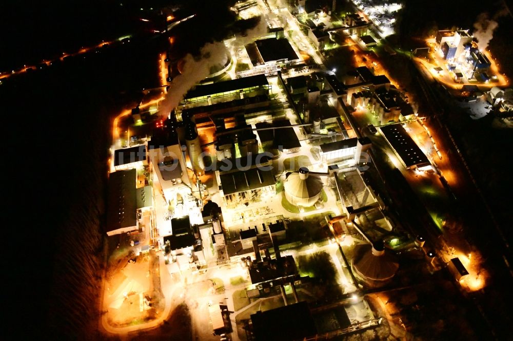 Rüdersdorf bei Nacht aus der Vogelperspektive: Nachtluftbild Zementwerk Rüdersdorf im Bundesland Brandenburg