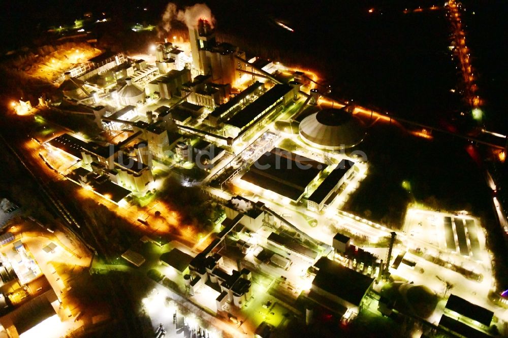 Rüdersdorf bei Nacht aus der Vogelperspektive: Nachtluftbild Zementwerk Rüdersdorf im Bundesland Brandenburg