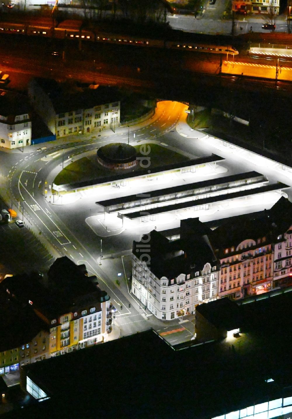Eisenach bei Nacht von oben - Nachtluftbild ZOB Busbahnhof in Eisenach im Bundesland Thüringen, Deutschland
