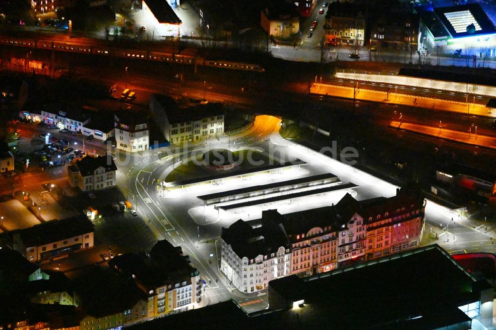 Eisenach bei Nacht aus der Vogelperspektive: Nachtluftbild ZOB Busbahnhof in Eisenach im Bundesland Thüringen, Deutschland