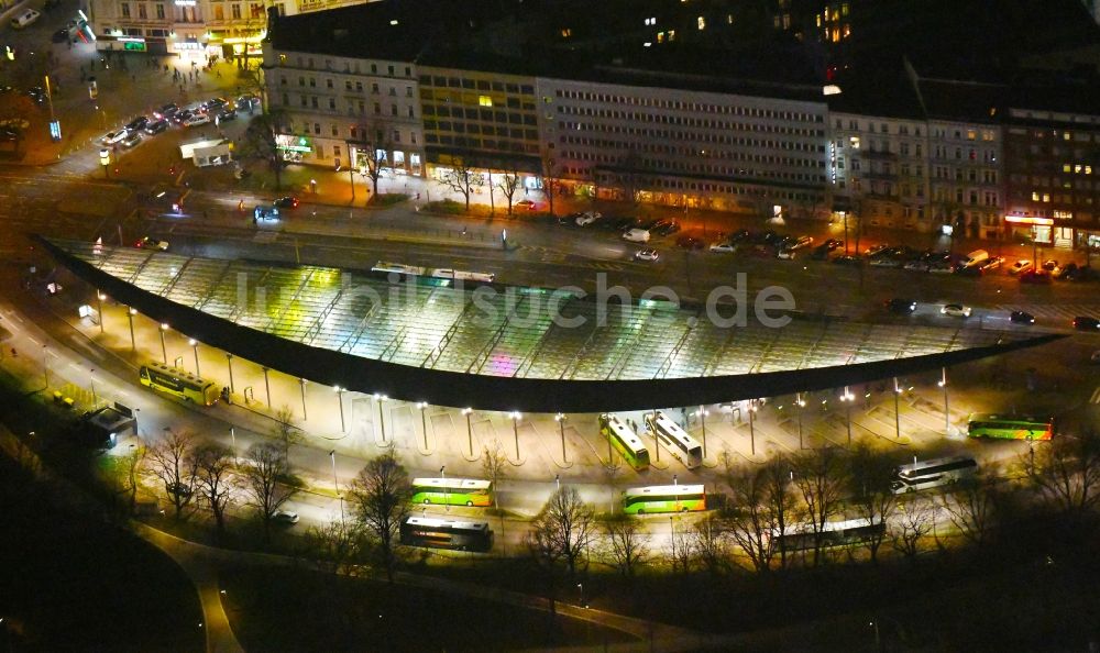 Hamburg bei Nacht aus der Vogelperspektive: Nachtluftbild ZOB Omnibus- Bahnhof der Verkehrsbetriebe am Carl-Legien-Platz - Adenauerallee in Hamburg, Deutschland