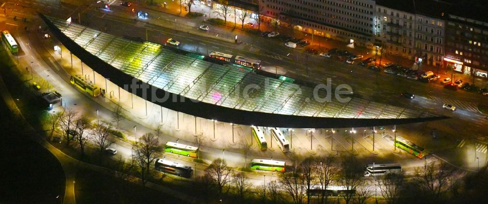 Nachtluftbild Hamburg - Nachtluftbild ZOB Omnibus- Bahnhof der Verkehrsbetriebe am Carl-Legien-Platz - Adenauerallee in Hamburg, Deutschland