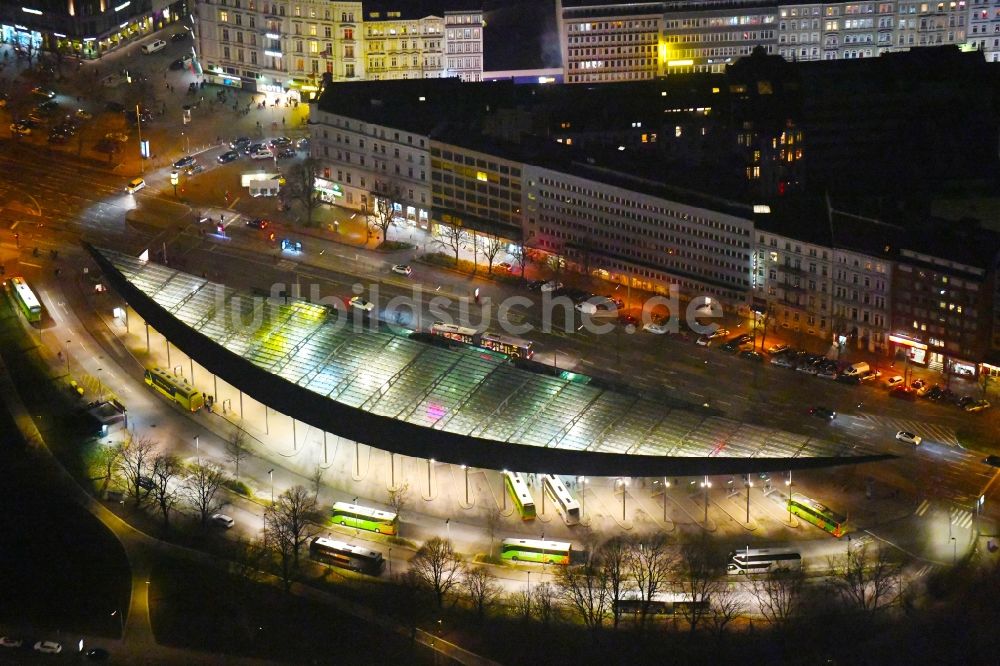 Nacht-Luftaufnahme Hamburg - Nachtluftbild ZOB Omnibus- Bahnhof der Verkehrsbetriebe am Carl-Legien-Platz - Adenauerallee in Hamburg, Deutschland
