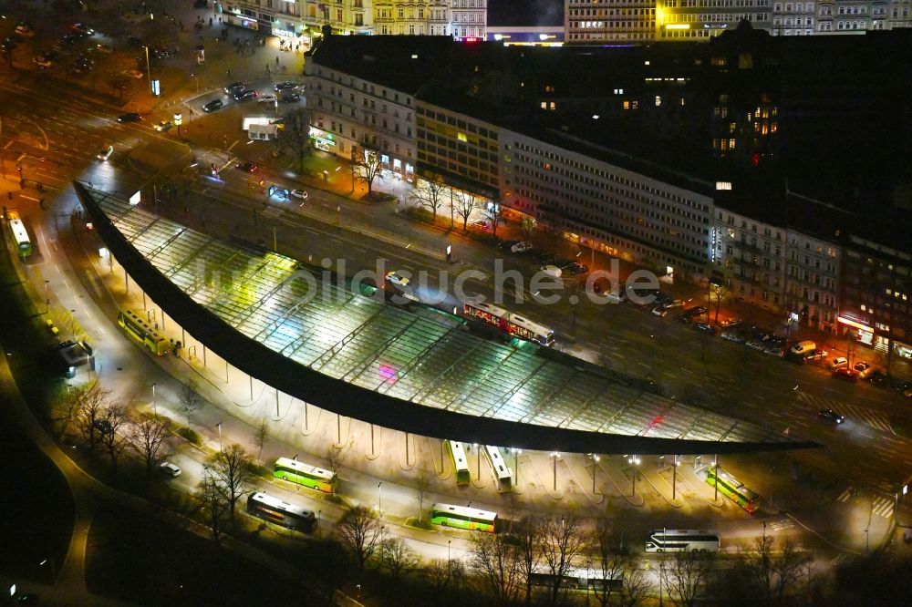 Hamburg bei Nacht von oben - Nachtluftbild ZOB Omnibus- Bahnhof der Verkehrsbetriebe am Carl-Legien-Platz - Adenauerallee in Hamburg, Deutschland