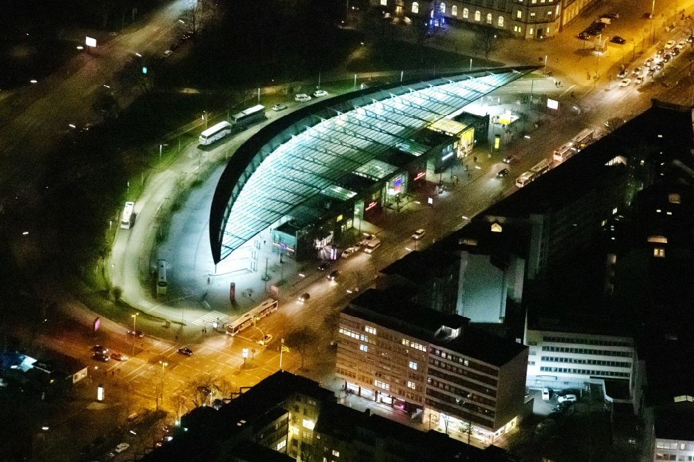 Nacht-Luftaufnahme Hamburg - Nachtluftbild ZOB Omnibus- Bahnhof der Verkehrsbetriebe am Carl-Legien-Platz - Adenauerallee in Hamburg, Deutschland
