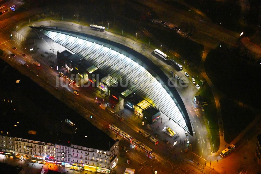 Hamburg bei Nacht aus der Vogelperspektive: Nachtluftbild ZOB Omnibus- Bahnhof der Verkehrsbetriebe am Carl-Legien-Platz - Adenauerallee in Hamburg, Deutschland