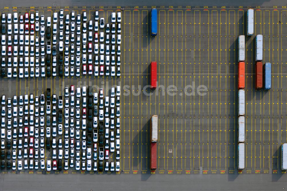 Senkrecht-Luftbild Bremerhaven - Senkrechtluftbild Abstellflächen für Autos und Container am Überseehafen in Bremerhaven im Bundesland Bremen, Deutschland