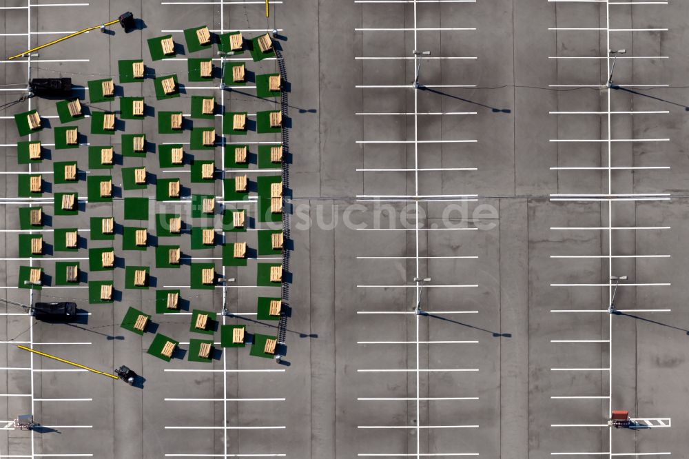 Senkrecht-Luftbild Leipzig - Senkrechtluftbild Abstellflächen für parkende Autos mit Sitzbänken für am Einkaufs- Zentrum Paunsdorf Center in Leipzig im Bundesland Sachsen, Deutschland