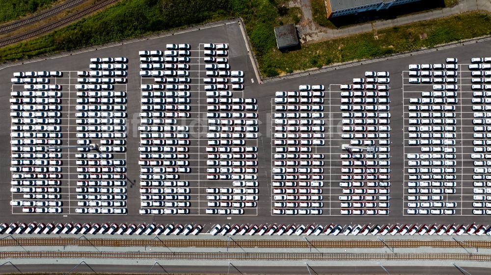 Senkrecht-Luftbild Rostock - Senkrechtluftbild Abstellfläche für Neuwagen PKW in Rostock im Bundesland Mecklenburg-Vorpommern, Deutschland