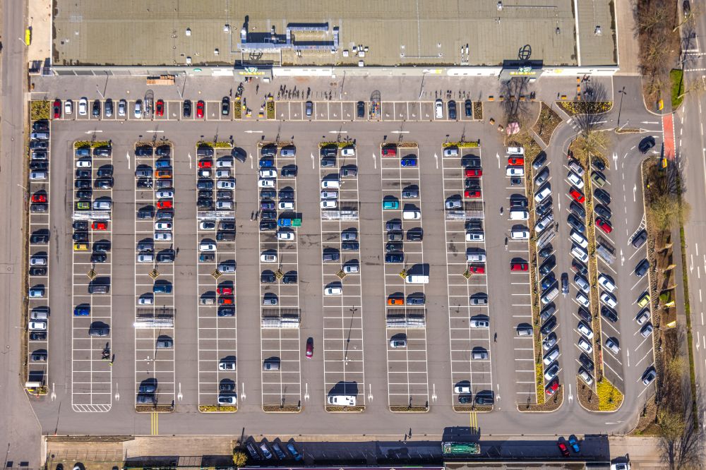 Senkrecht-Luftbild Wesel - Senkrechtluftbild Abstellfläche für parkende Autos am Einkaufs- Zentrum in Wesel im Bundesland Nordrhein-Westfalen, Deutschland