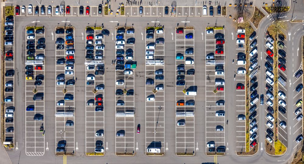 Senkrecht-Luftbild Wesel - Senkrechtluftbild Abstellfläche für parkende Autos am Einkaufs- Zentrum in Wesel im Bundesland Nordrhein-Westfalen, Deutschland