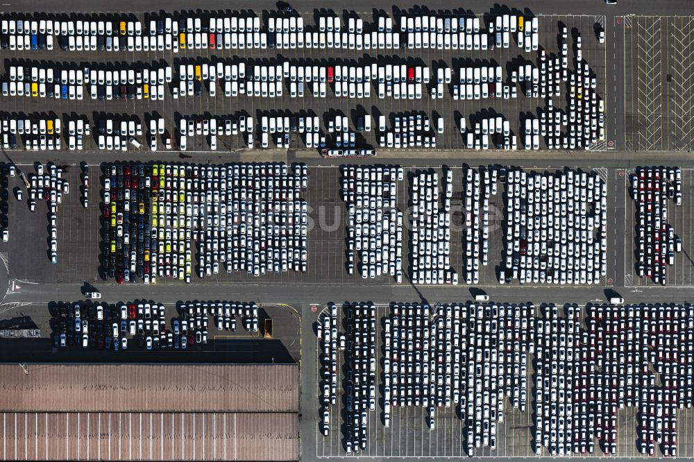 Senkrecht-Luftbild Bremerhaven - Senkrechtluftbild Auto- Parkplatz und Abstellfläche am Überseehafen in Bremerhaven im Bundesland Bremen, Deutschland