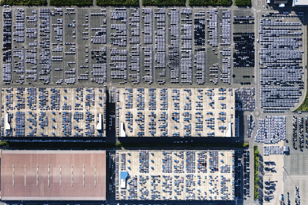 Senkrecht-Luftbild Bremerhaven - Senkrechtluftbild Auto- Parkplatz und Abstellfläche am Überseehafen in Bremerhaven im Bundesland Bremen, Deutschland