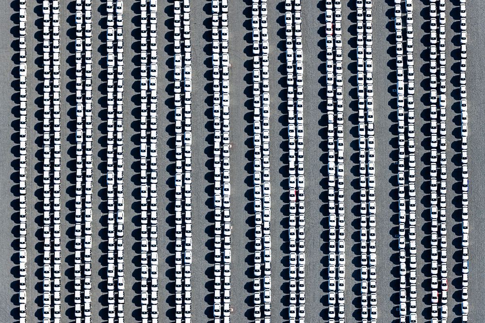 Senkrecht-Luftbild Wilhelmshaven - Senkrechtluftbild Auto- Parkplatz und Abstellfläche im Überseehafen des Jade Weser Port ( JWP ) in Wilhelmshaven im Bundesland Niedersachsen, Deutschland