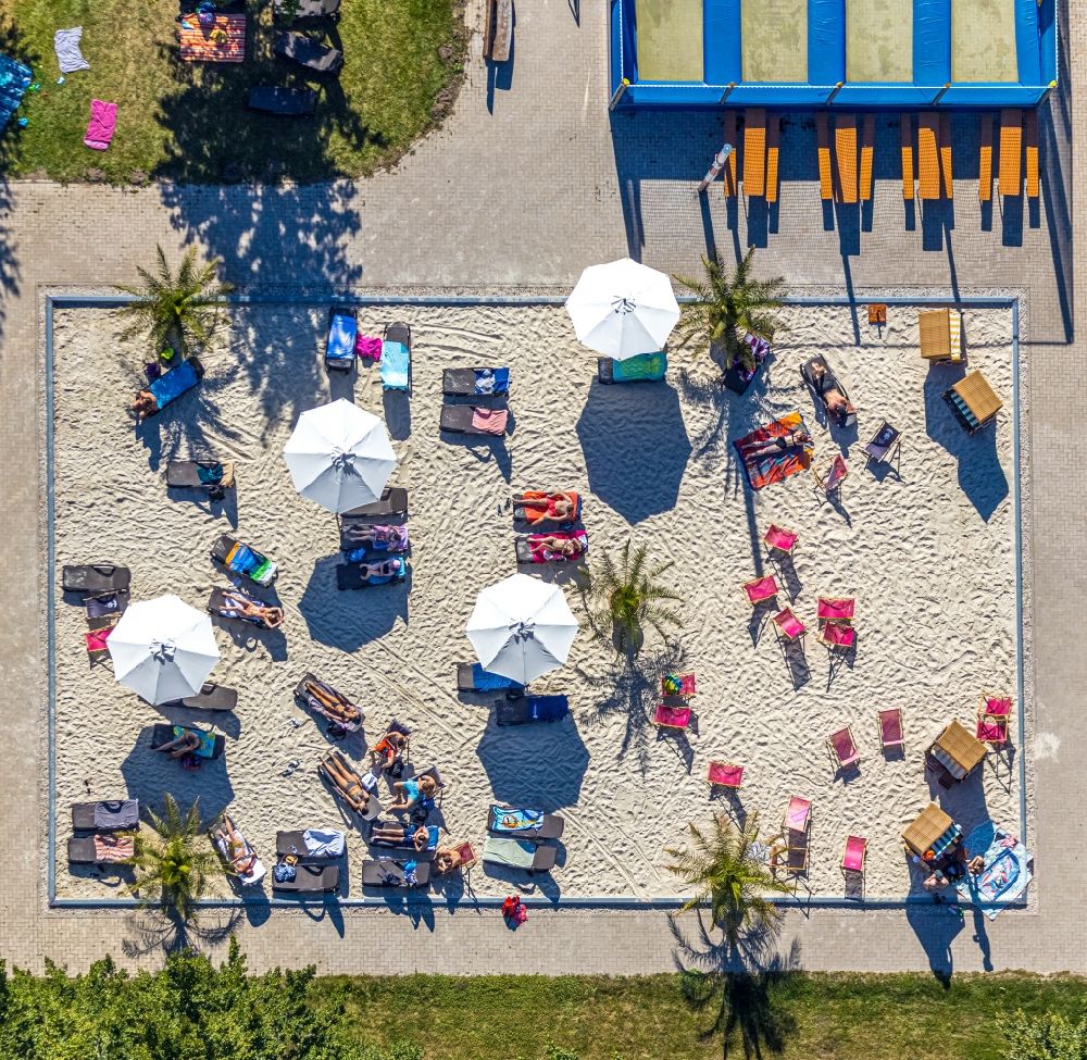 Senkrecht-Luftbild Soest - Senkrechtluftbild Badegäste auf den angelegten Sandflächenn am Schwimmbecken des Freibades in Soest im Bundesland Nordrhein-Westfalen, Deutschland