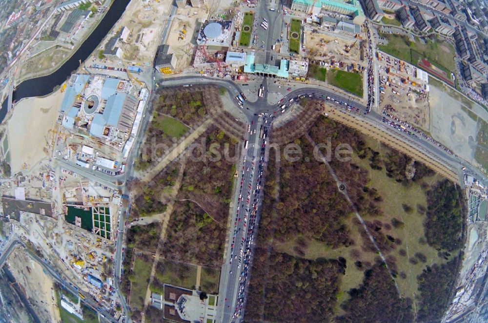 Senkrecht-Luftbild Berlin - Senkrechtluftbild Baustellen am Wahrzeichen Brandenburger Tor am Pariser Platz im Ortsteil Mitte von Berlin