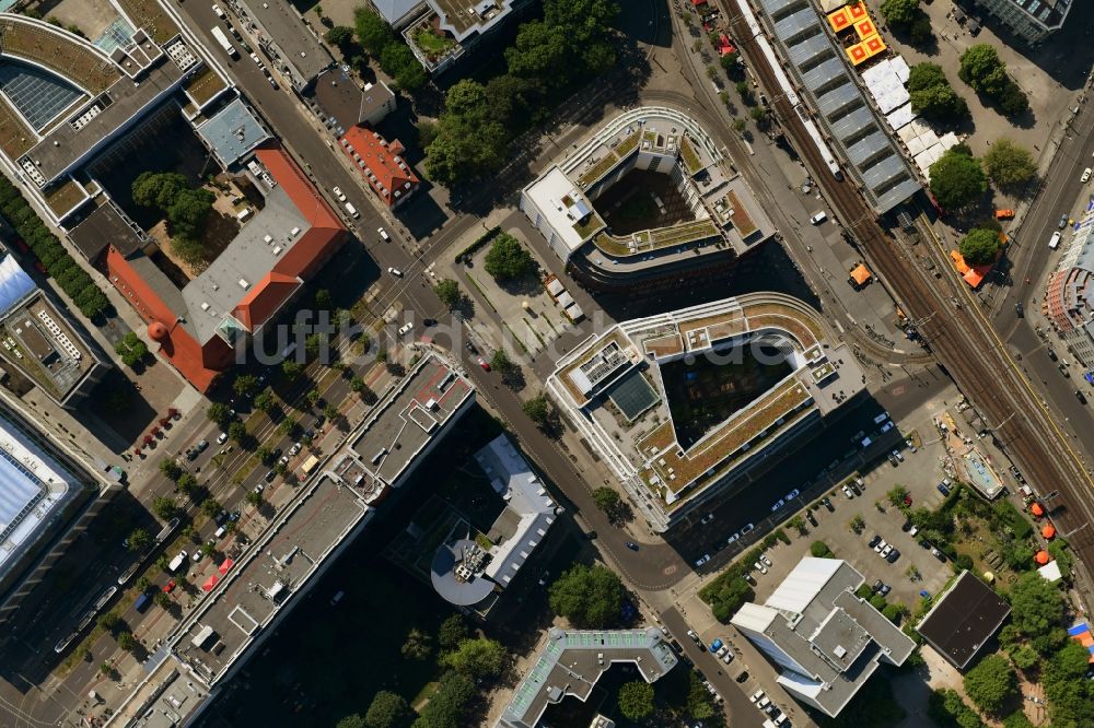 Senkrecht-Luftbild Berlin - Senkrechtluftbild Büro- und Geschäftshauskomplex Hackesches Quartier in Berlin Mitte