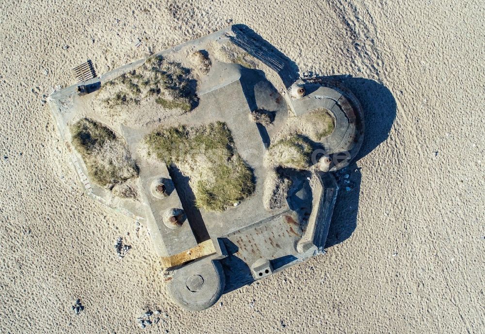 Senkrecht-Luftbild Klitmoller - Senkrechtluftbild Bunker- Gebäudekomplex am Sandstrand der Nordsee in Klitmoller in Nordjylland, Dänemark