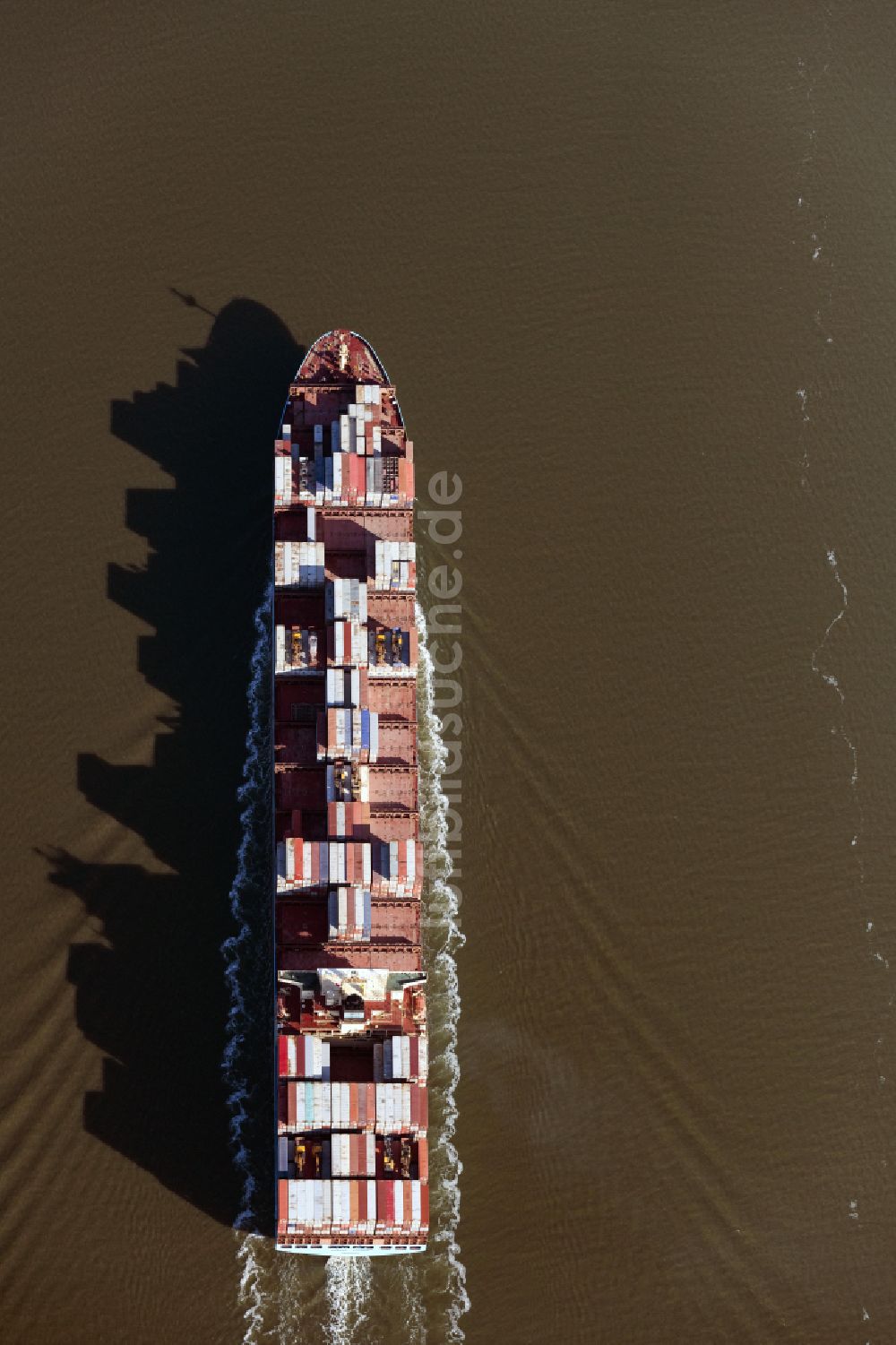 Senkrecht-Luftbild Bremerhaven - Senkrechtluftbild Containerschiff auf der Außenweser bei der Einfahrt in den Bremer Containerhafen im Bundesland Niedersachsen, Deutschland