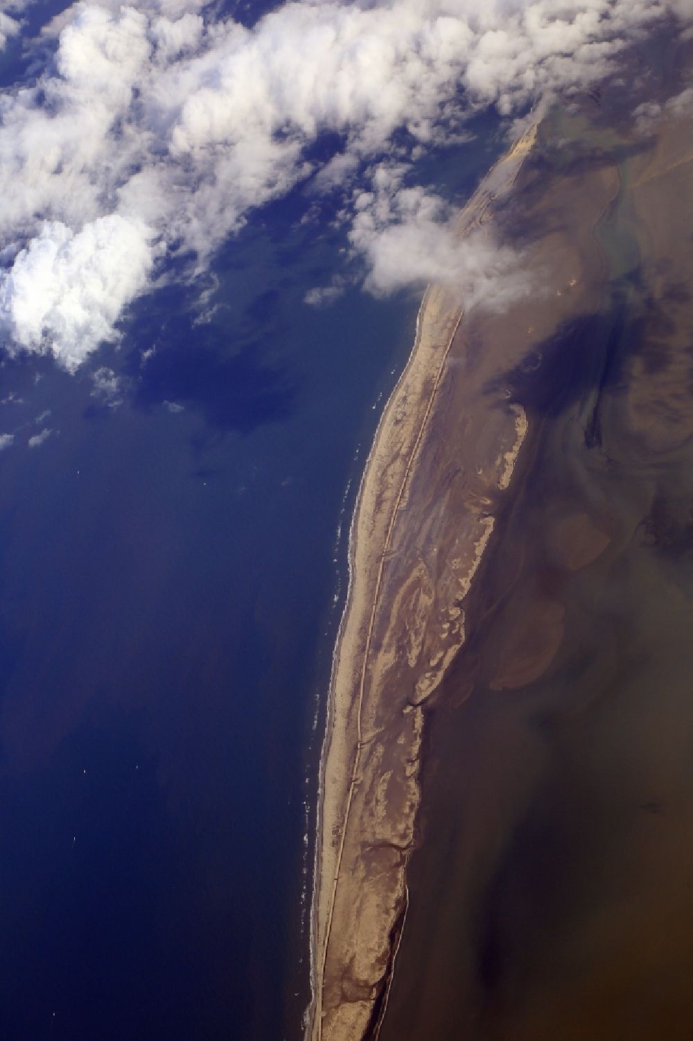 Senkrecht-Luftbild Bardawil Lake - Senkrechtluftbild Der Küstenstreifen und Damm trennt das Mittelmeer vom Bardawil Lake in North Sinai Governorate, Ägypten