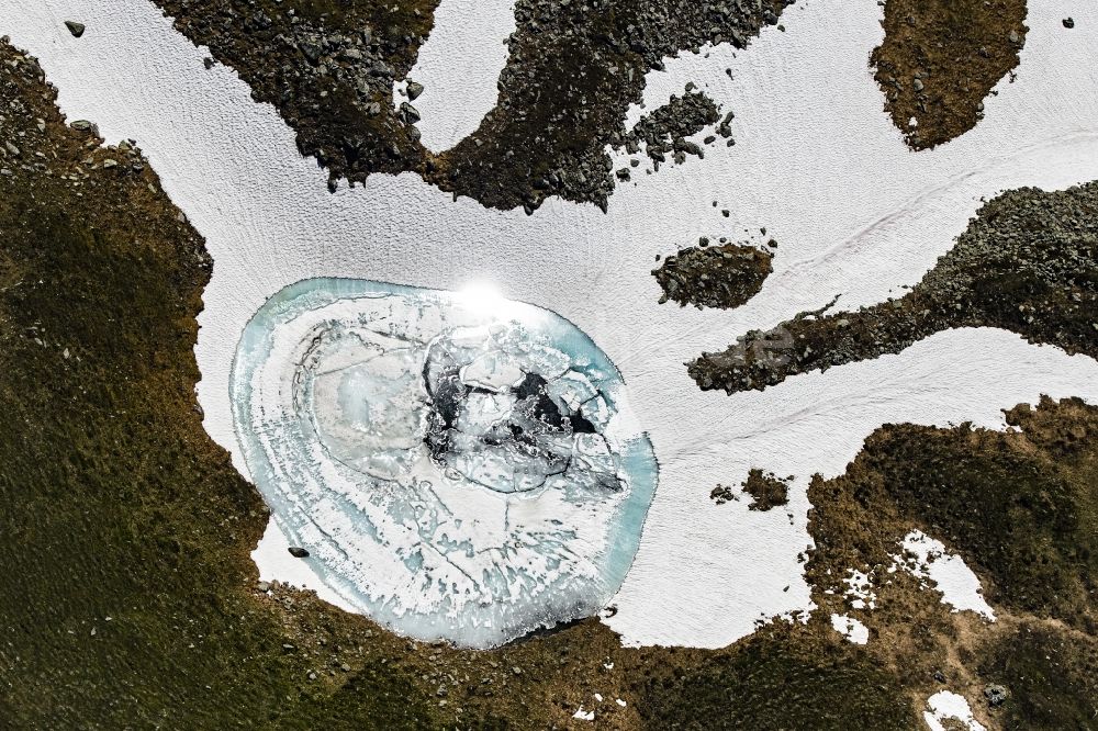 Senkrecht-Luftbild Mittersill - Senkrechtluftbild der Wasseransammlung der Schneeschmelze in einem Gebirgsmassiv der Alpen in Mittersill in Tirol, Österreich