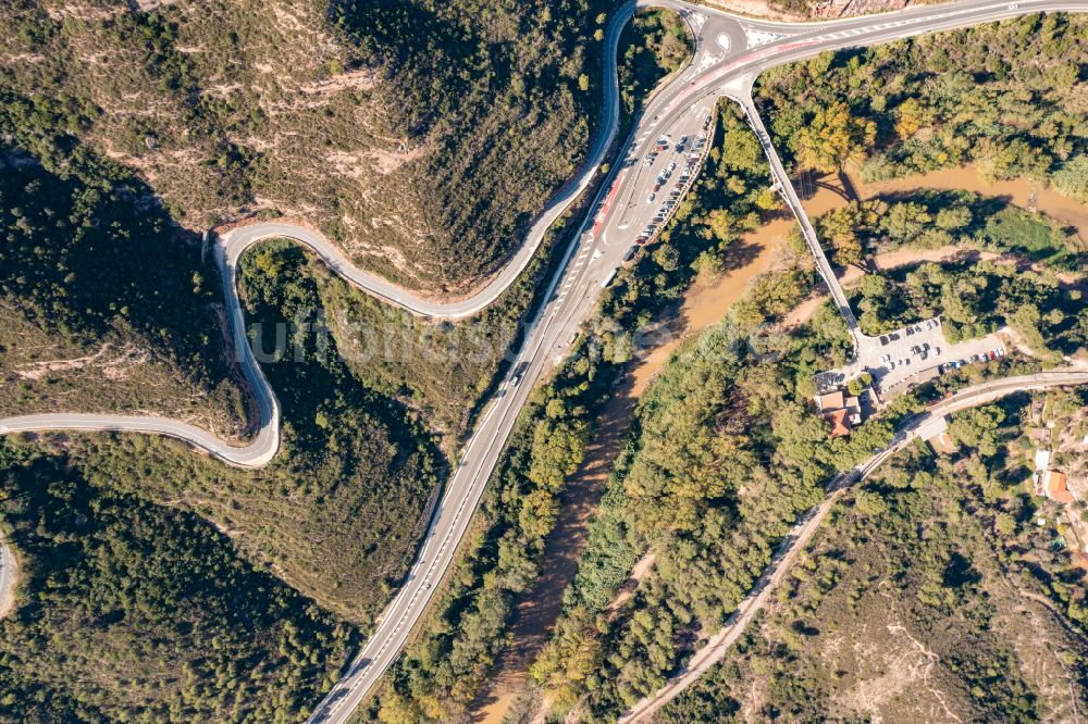 Senkrecht-Luftbild Monestir de Montserrat - Senkrechtluftbild Felsen- und Berglandschaft Montserrat in Monestir de Montserrat in Catalunya - Katalonien, Spanien