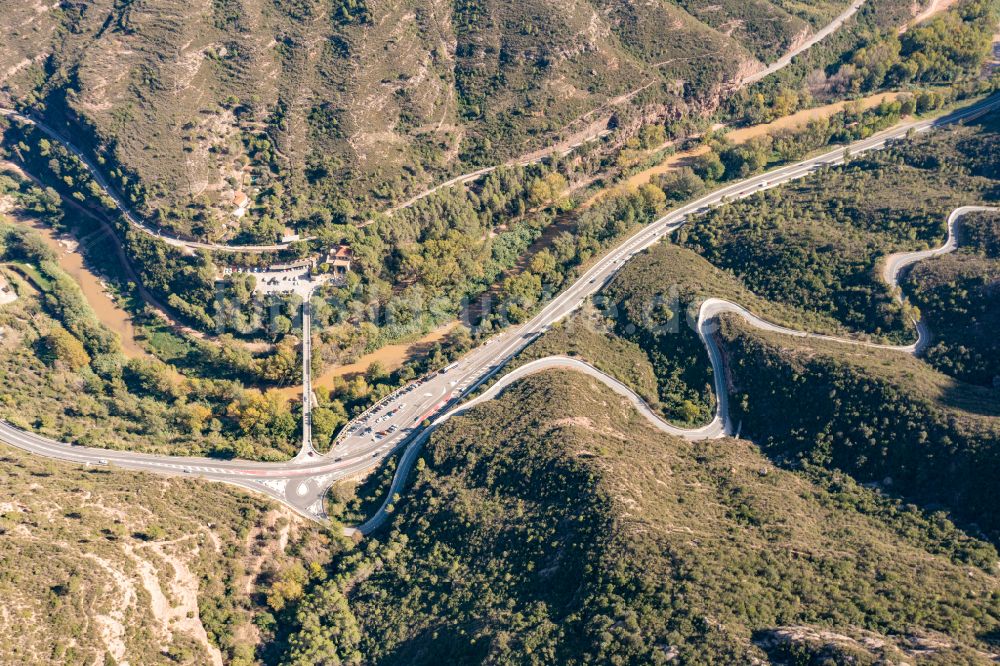 Senkrecht-Luftbild Monestir de Montserrat - Senkrechtluftbild Felsen- und Berglandschaft Montserrat in Monestir de Montserrat in Catalunya - Katalonien, Spanien