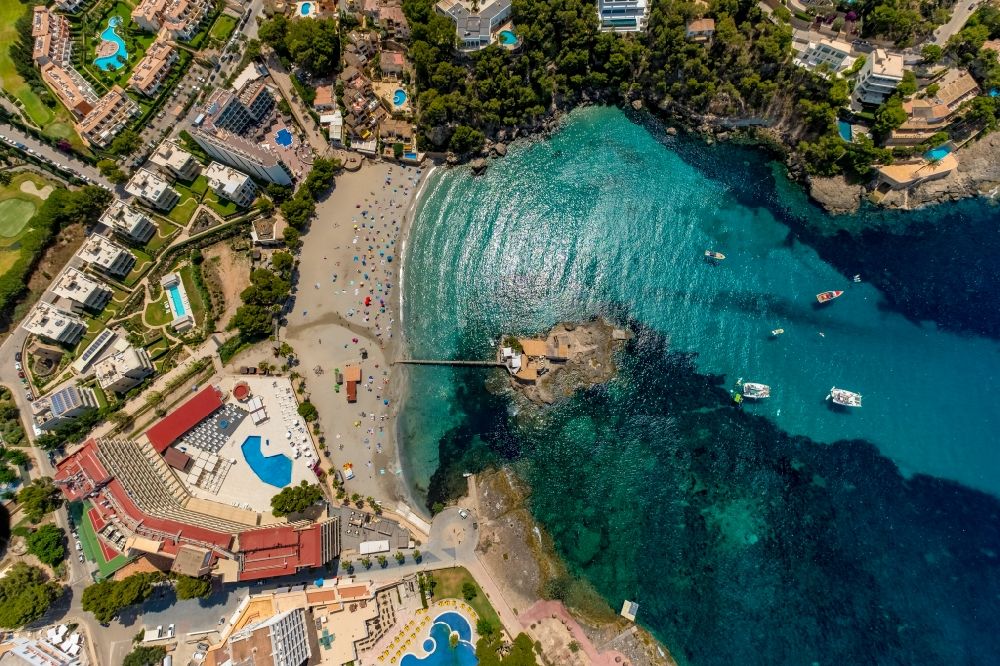Senkrecht-Luftbild Andratx - Senkrechtluftbild Felsplateau in der Wasser- Oberfläche an der kleinen Insel mit dem Restaurant Illeta in Andratx in Balearische Insel Mallorca, Spanien