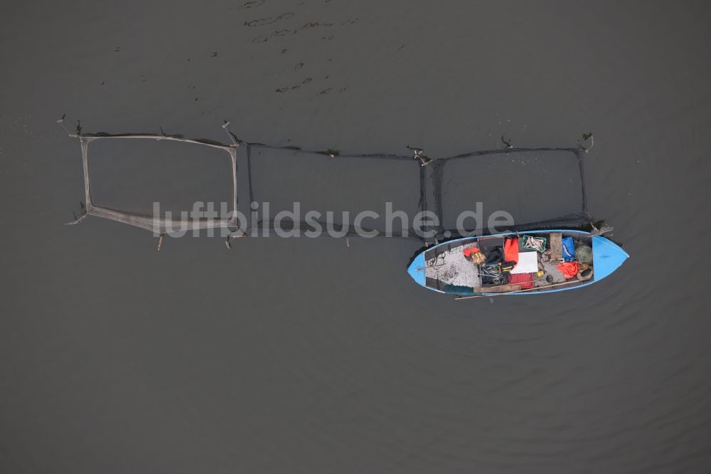 Senkrecht-Luftbild Warthe - Senkrechtluftbild Fischfang - Schiff in Fahrt auf dem Achterwasser in Warthe im Bundesland Mecklenburg-Vorpommern, Deutschland
