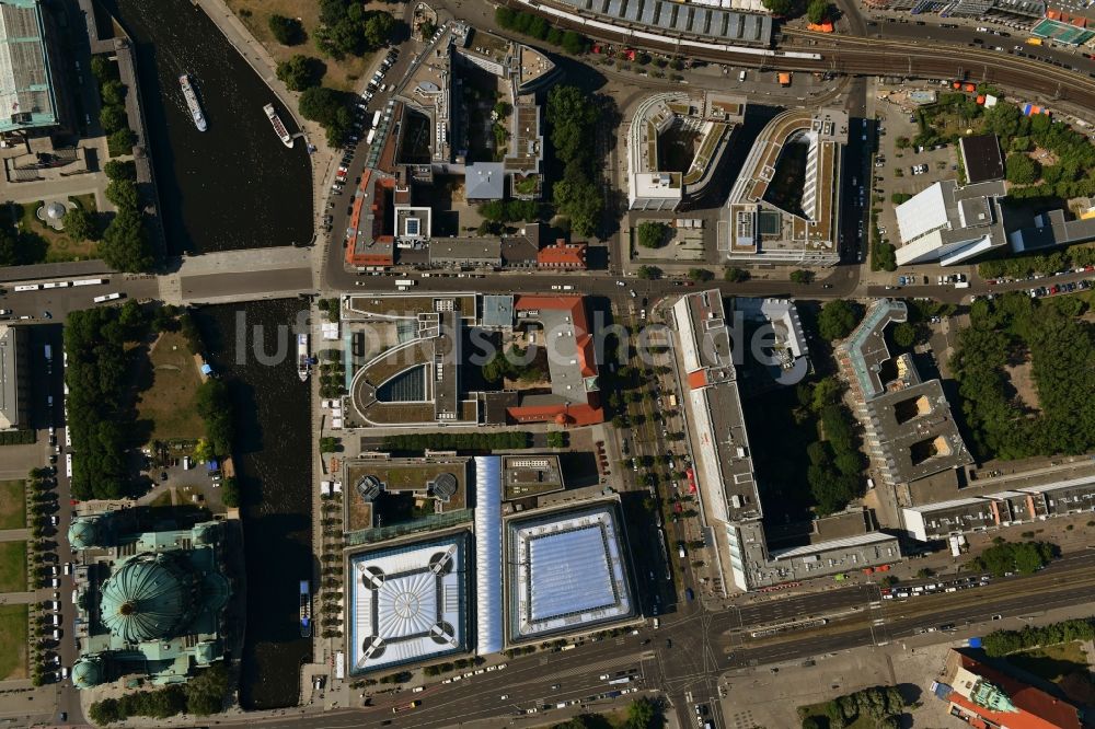 Senkrecht-Luftbild Berlin - Senkrechtluftbild Gebäudekomplex der Hotelanlage City Quartier Dom Aquarée im Ortsteil Mitte in Berlin, Deutschland
