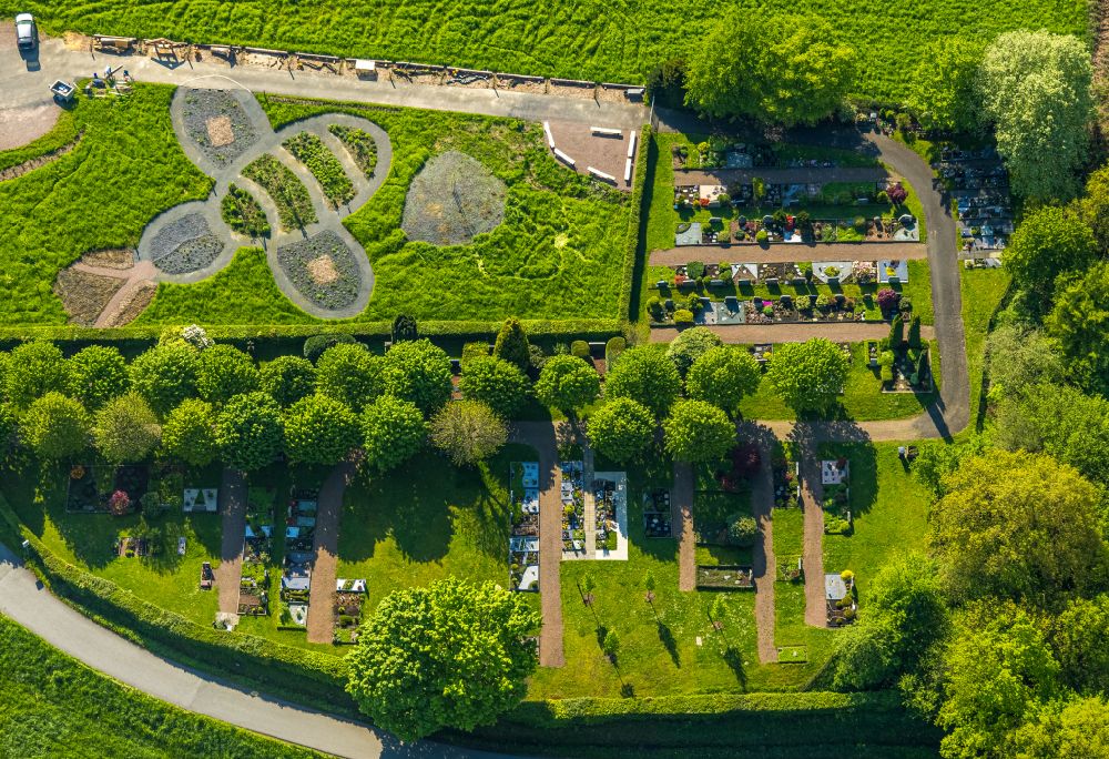 Senkrecht-Luftbild Bachum - Senkrechtluftbild Grabreihen auf dem Gelände des Friedhofes in Bachum im Bundesland Nordrhein-Westfalen, Deutschland
