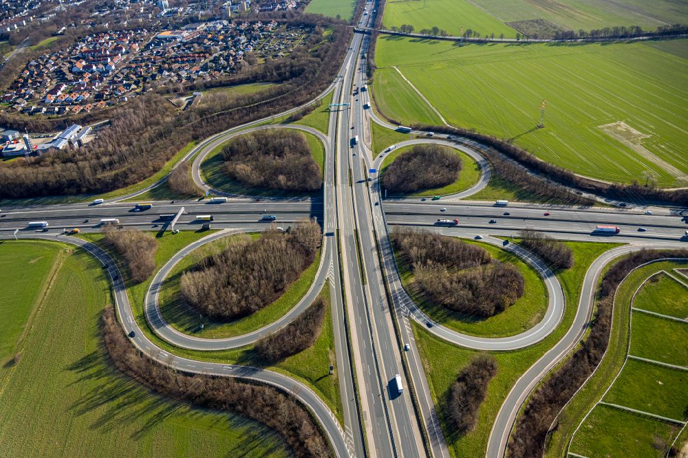 Senkrecht-Luftbild Unna - Kleeblattförmige Verkehrsführung am Autobahnkreuz der BAB A4 , A1 Kreuz Dortmund/Unna in Unna im Bundesland Nordrhein-Westfalen, Deutschland