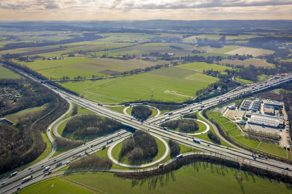 Senkrecht-Luftbild Unna - Kleeblattförmige Verkehrsführung am Autobahnkreuz der BAB A4 , A1 Kreuz Dortmund/Unna in Unna im Bundesland Nordrhein-Westfalen, Deutschland