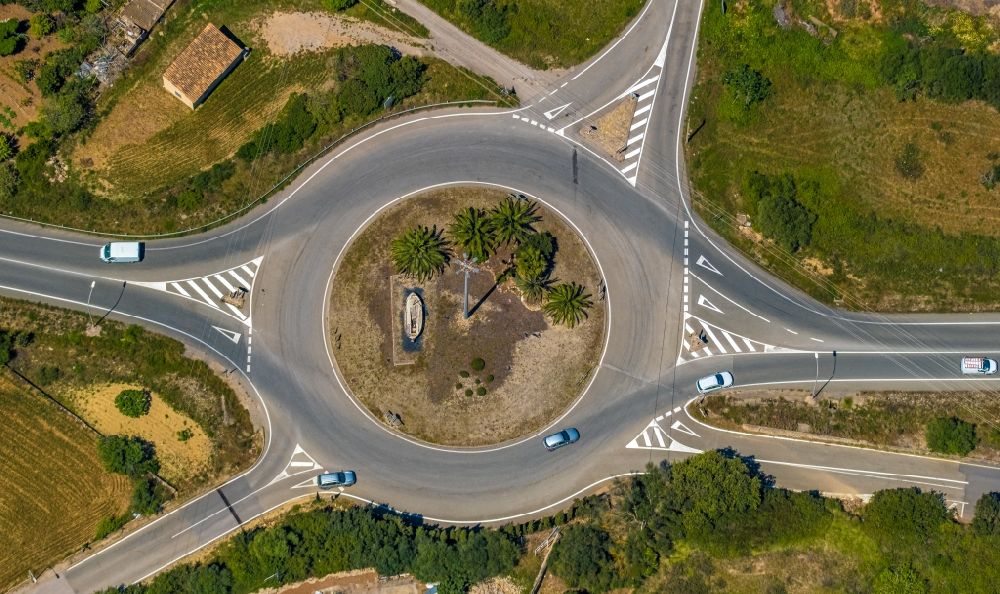 Senkrecht-Luftbild Capdepera - Senkrechtluftbild Kreisverkehr - Straßenverlauf der Straßen Ma-15 - Carrer Nord - Carrer Major in Capdepera in Balearische Insel Mallorca, Spanien