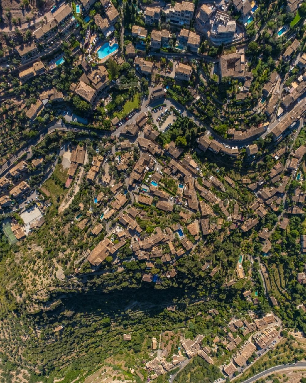 Senkrecht-Luftbild Deia - Senkrechtluftbild Ortsansicht im Talbereich in Deia in Balearische Insel Mallorca, Spanien