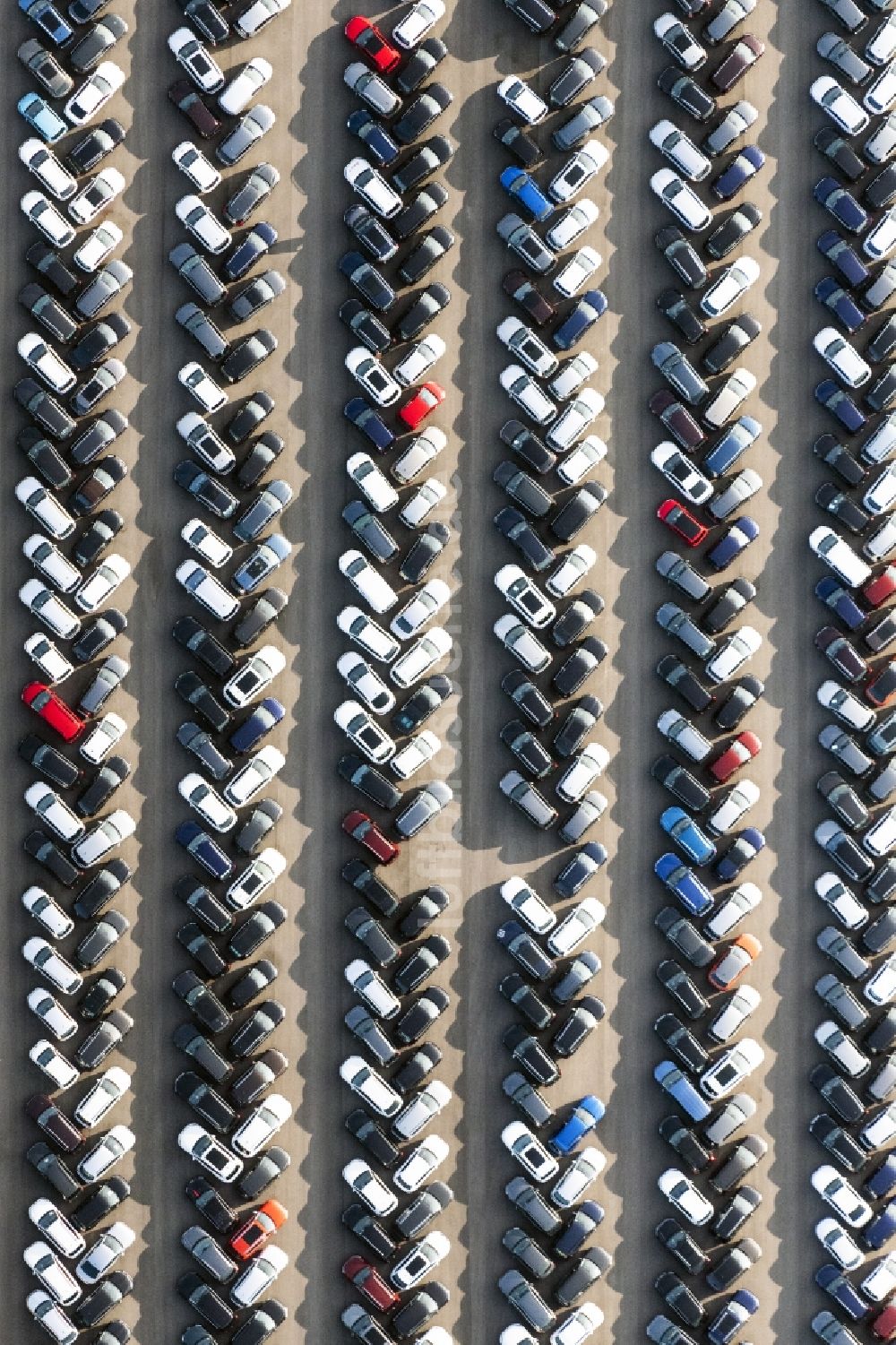 Senkrecht-Luftbild Dickel - Senkrechtluftbild Parkplatz und Abstellfläche für Automobile in Dickel im Bundesland Niedersachsen, Deutschland