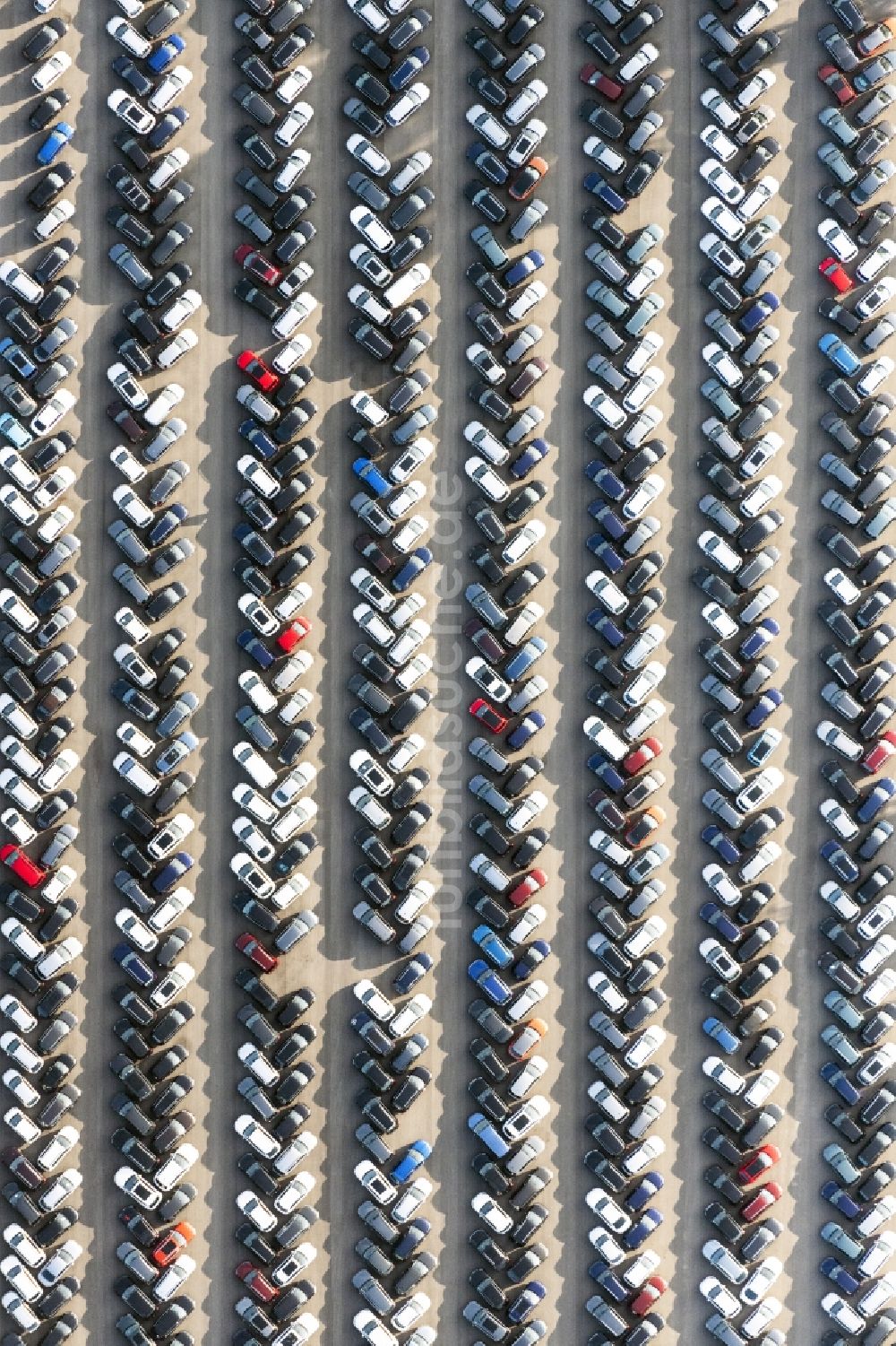 Senkrecht-Luftbild Dickel - Senkrechtluftbild Parkplatz und Abstellfläche für Automobile in Dickel im Bundesland Niedersachsen, Deutschland