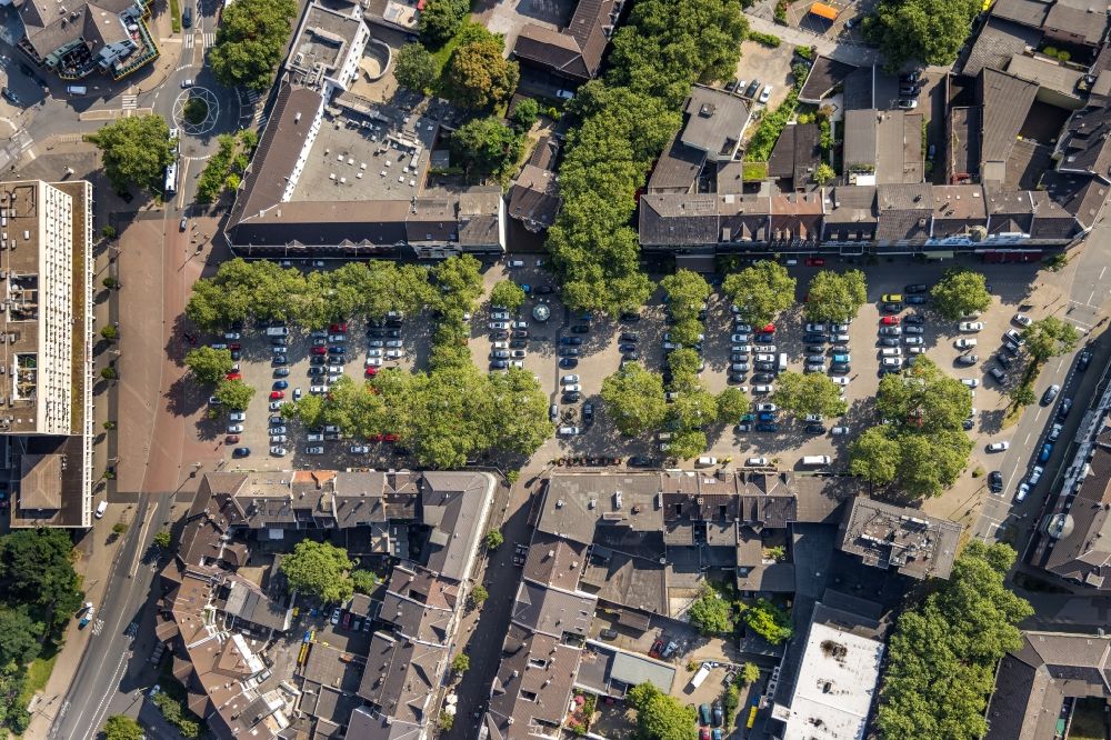 Senkrecht-Luftbild Duisburg - Senkrechtluftbild Parkplatz und Abstellfläche für Automobile in Duisburg im Bundesland Nordrhein-Westfalen, Deutschland
