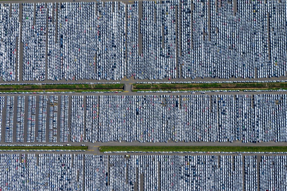 Senkrecht-Luftbild Emden - Senkrechtluftbild Parkplatz und Abstellfläche für Automobile in Emden im Bundesland Niedersachsen, Deutschland