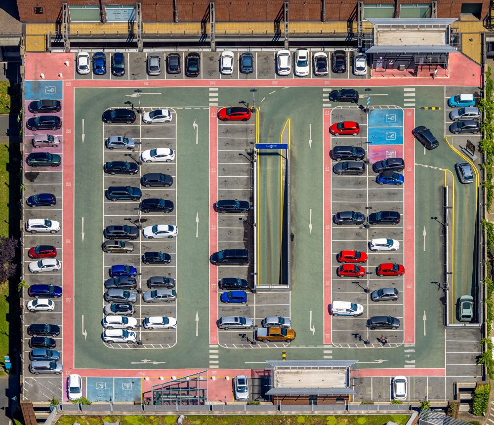 Senkrecht-Luftbild Oberhausen - Senkrechtluftbild Parkplatz und Abstellfläche für Autos auf einem Parkdeck am Einkaufszentrum CentrO in Oberhausen im Bundesland Nordrhein-Westfalen, Deutschland