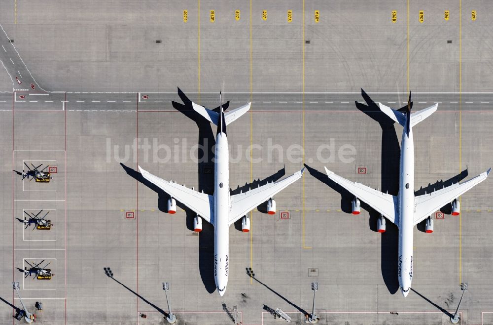Senkrecht-Luftbild München - Senkrechtluftbild Passagierflugzeuge der Lufthansa Typ A340 auf der Parkposition - Abstellfläche auf dem Flughafen in München-Flughafen im Bundesland Bayern, Deutschland