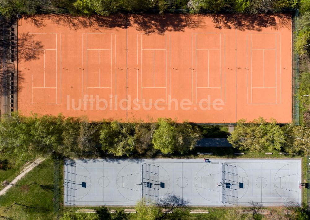 Senkrecht-Luftbild Chemnitz - Senkrechtluftbild Rotbraun farbiger Tennisplatz an der Hartmannstraße in Chemnitz im Bundesland Sachsen, Deutschland