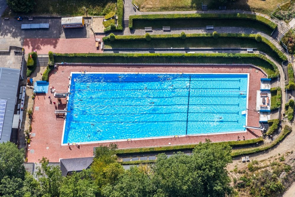 Senkrecht-Luftbild Menden (Sauerland) - Senkrechtluftbild Schwimmbecken des Freibades Leitmecke in Menden (Sauerland) im Bundesland Nordrhein-Westfalen