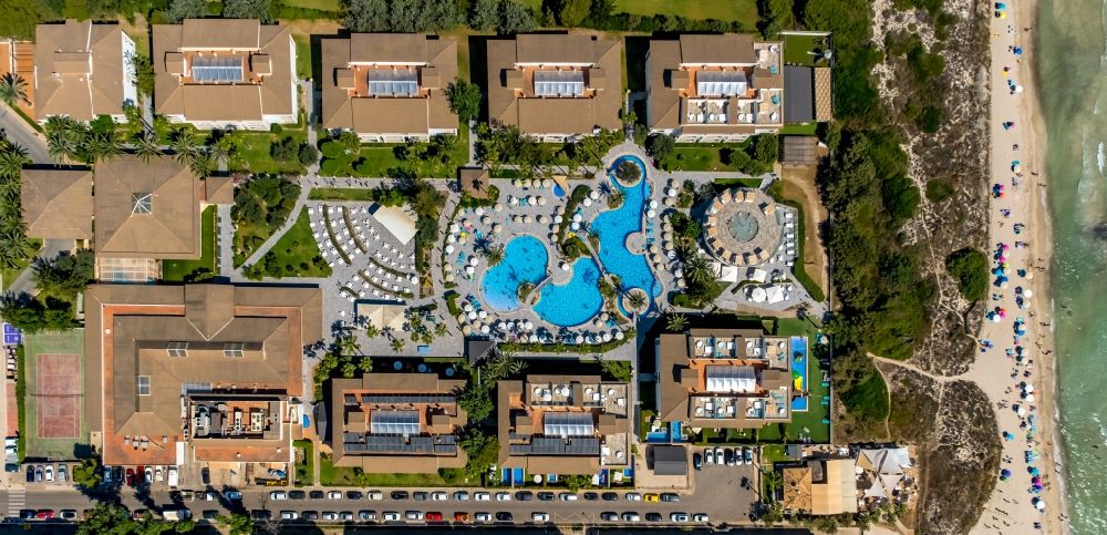 Senkrecht-Luftbild Can Picafort - Senkrechtluftbild Schwimmbecken - Pool des Hotels Playa Garden Selection Hotel & Spa an der Avenida Platges de Muro in Can Picafort in Balearische Insel Mallorca, Spanien