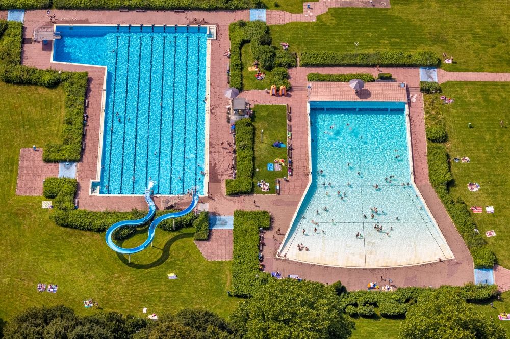 Senkrecht-Luftbild Bergkamen - Senkrechtluftbild Schwimmbecken - Pool des Wellenbad in Bergkamen im Bundesland Nordrhein-Westfalen, Deutschland
