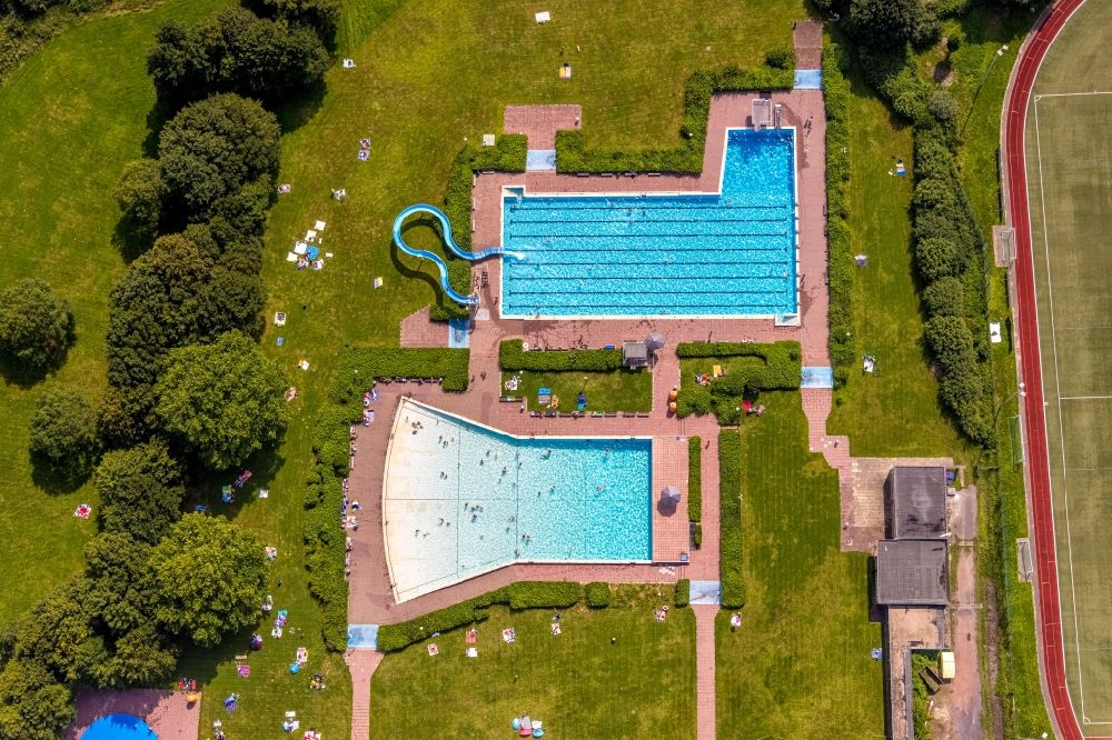 Senkrecht-Luftbild Bergkamen - Senkrechtluftbild Schwimmbecken - Pool des Wellenbad in Bergkamen im Bundesland Nordrhein-Westfalen, Deutschland