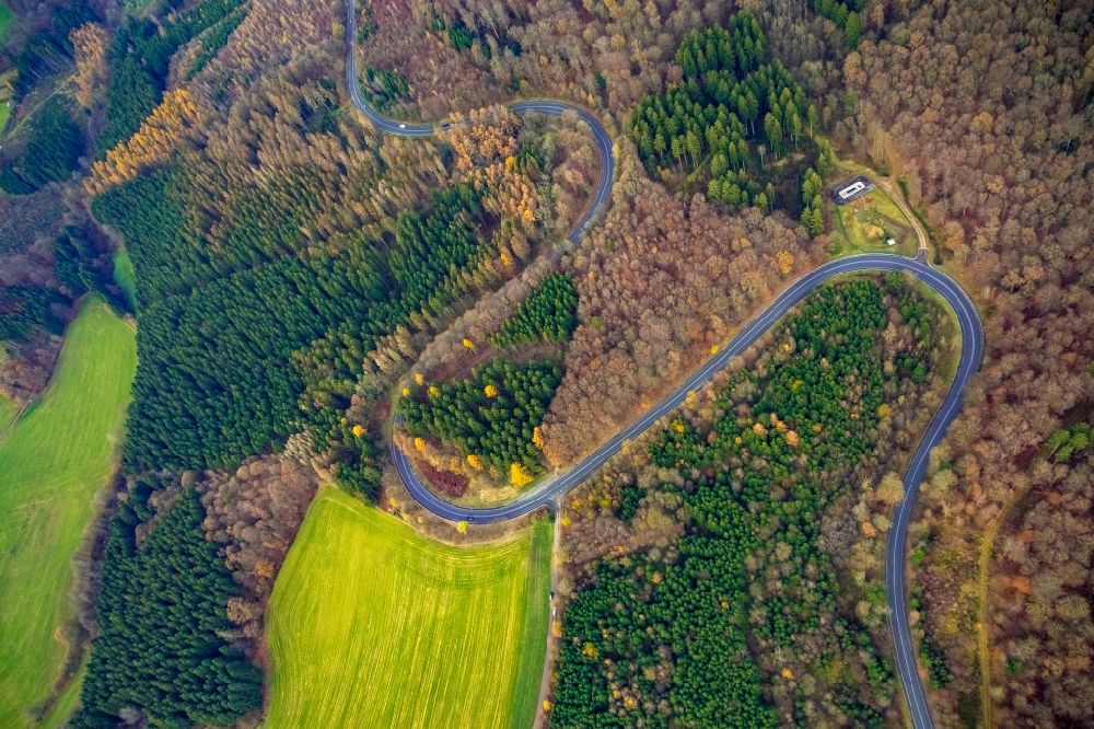 Senkrecht-Luftbild Redlendorf - Senkrechtluftbild Serpentinenförmige Landesstraße L323 in einem Waldgebiet in Redlendorf im Bundesland Nordrhein-Westfalen, Deutschland