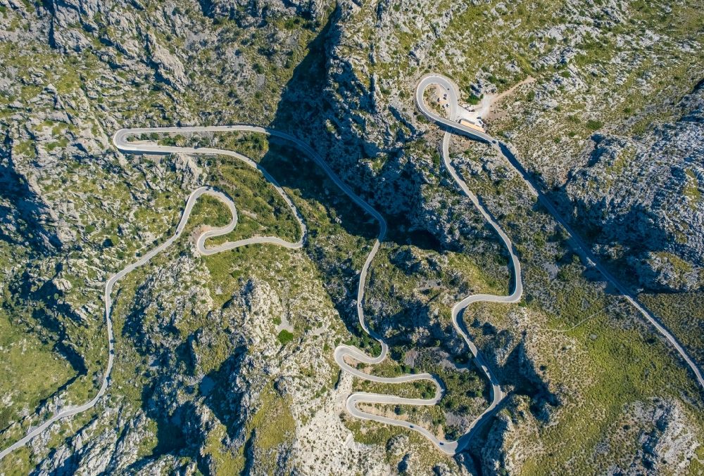 Senkrecht-Luftbild Escorca - Senkrechtluftbild Serpentinenförmiger Kurvenverlauf einer Straßenführung in Escorca in Balearische Insel Mallorca, Spanien