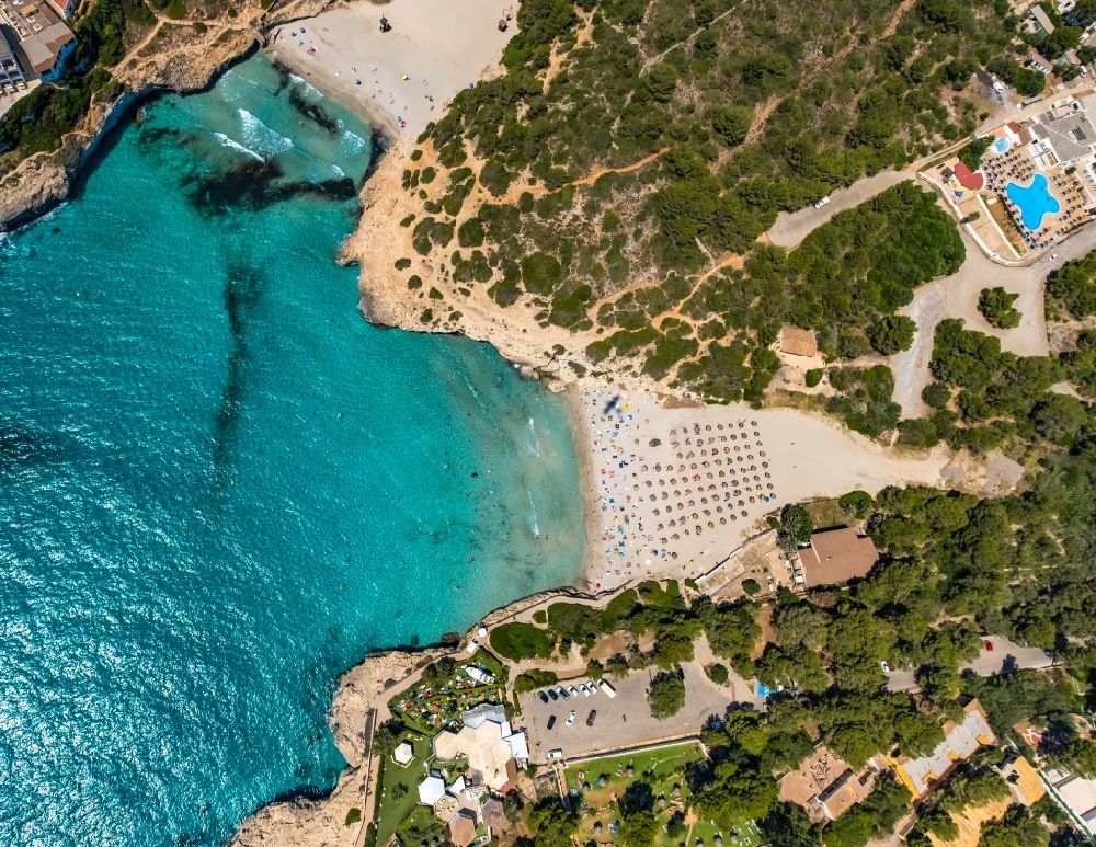 Senkrecht-Luftbild Cales de Mallorca - Senkrechtluftbild Sonnenschirmreihen am Sand- Strand im Küstenbereich Cala Domingos in Cales de Mallorca in Balearische Insel Mallorca, Spanien