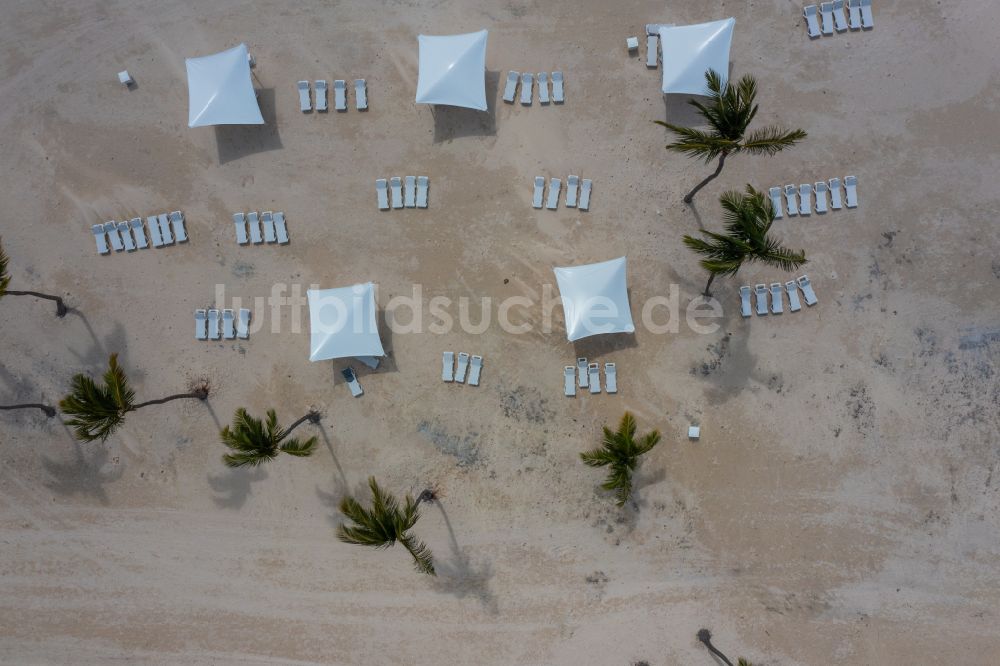 Senkrecht-Luftbild Punta Cana - Senkrechtluftbild Sonnenschirmreihen am Sand- Strand im Küstenbereich Juanillo Beach in Punta Cana in La Altagracia, Dominikanische Republik